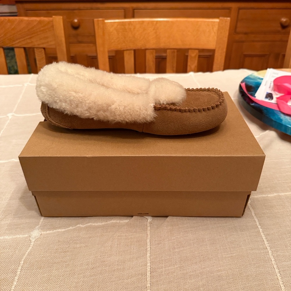 Ugg Moccasins- Slippers New Size 7- Tan Shearling Women's - Picture 4 of 5